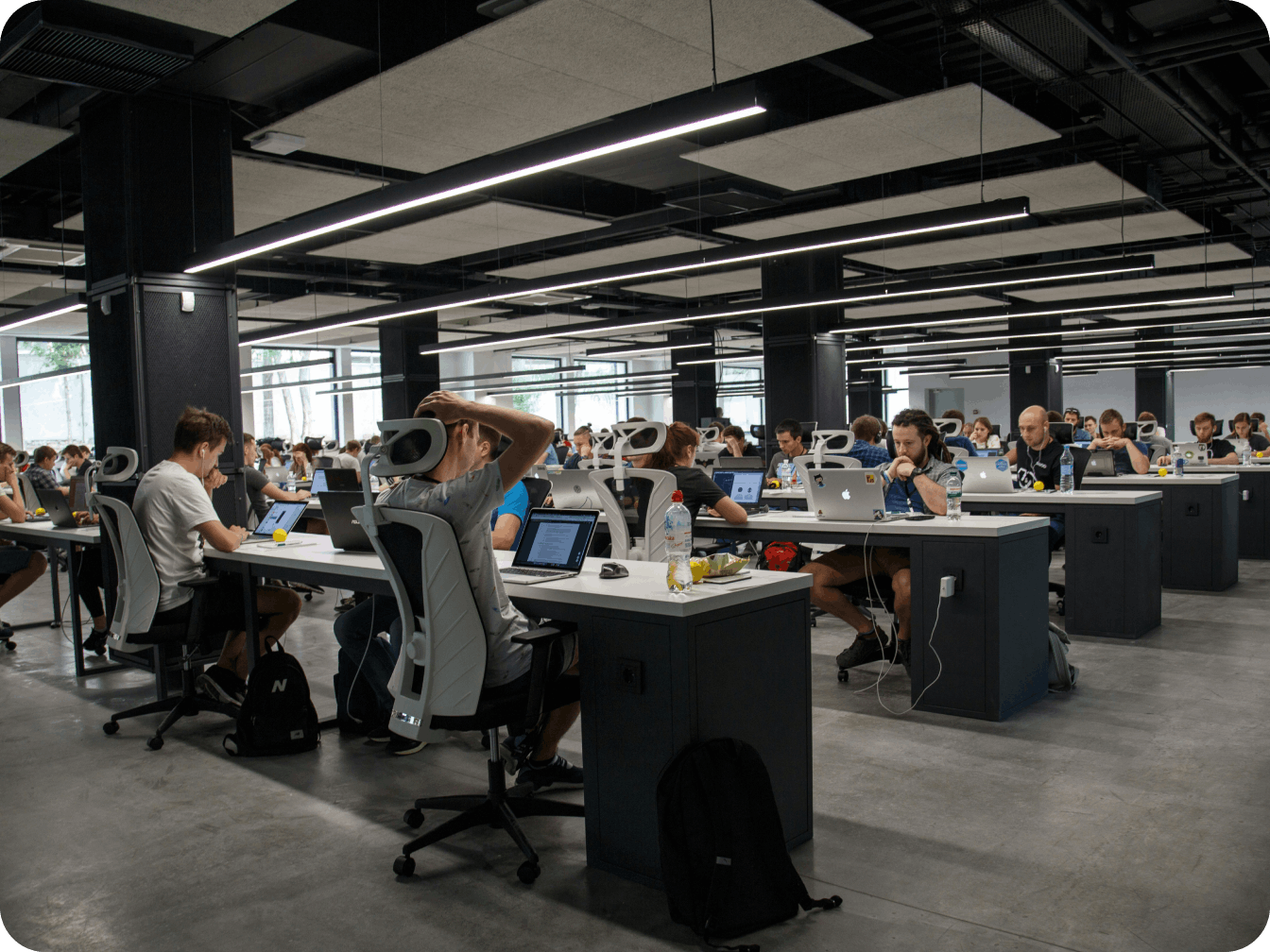 Étudiants travaillant dans un espace d’étude, illustrant l’impact des programmes de la Fondation Arbour