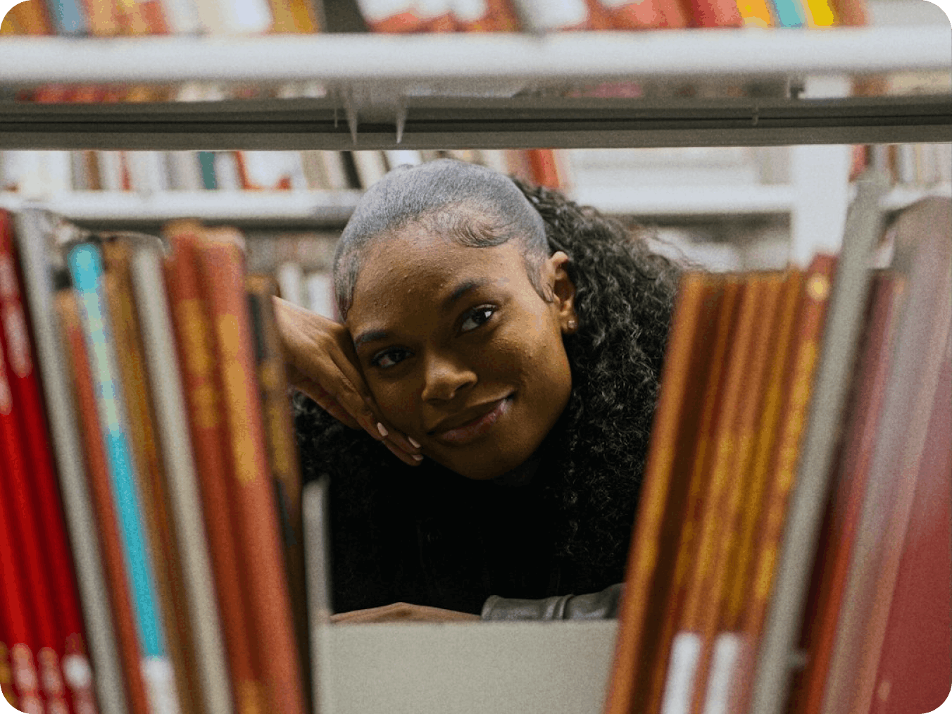 Étudiante effectuant des recherches en bibliothèque, illustrant les bourses d’études de la Fondation Arbour.