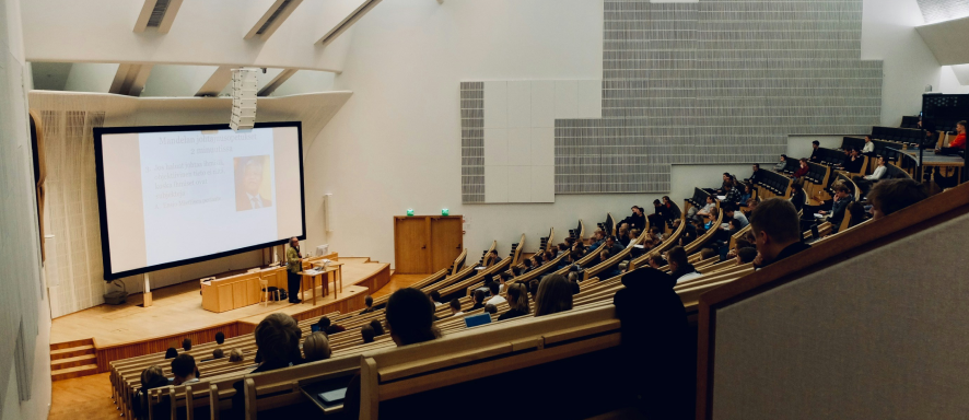 Étudiants dans un amphithéâtre universitaire, illustrant les bourses de maîtrise de la Fondation Arbour